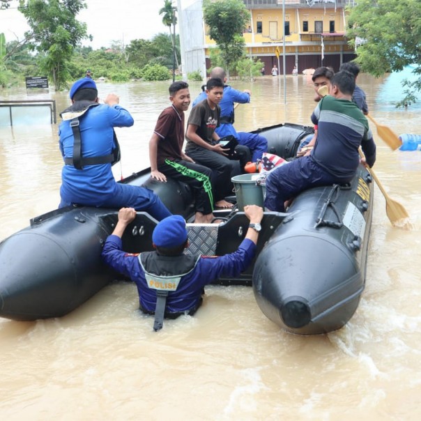 Perahu karet Polair Polda Riau bantu evakuasi warga yang terdampak banjir di Pekanbaru. 