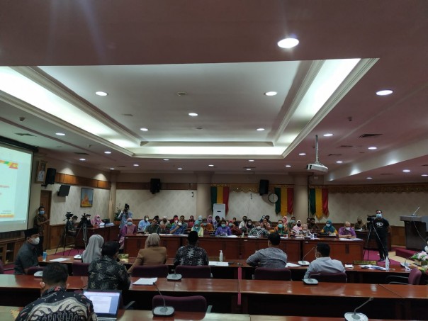Empat bulan belum terima gaji guru bantu mengadu ke DPRD Riau
