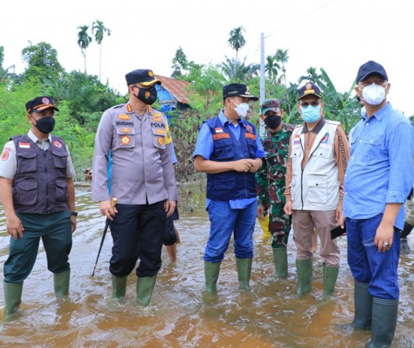 Wali Kota Pekanbaru Firdaus saat meninjau banjir bersama Kapolresta, Dandim, Sekda dan jajarannyan di Perumahan Graha Fauzan, Bukit Raya, Sabtu (24/4/2021). Foto: Istimewa. 