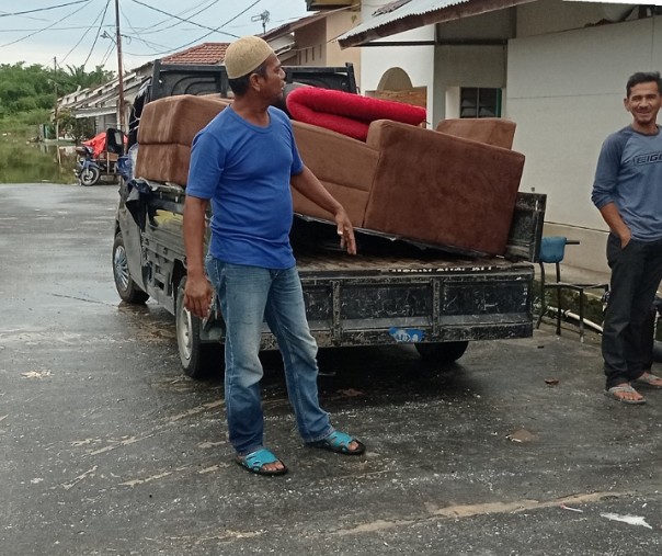 Warga Perumahan Graha Fauzan, Kelurahan Tangkerang Labuai, Kecamatan Bukit Raya saat mengungsikan perubahan rumah tangga, Senin (26/4/2021). Foto: Surya/Riau1.