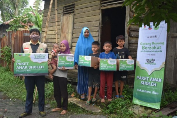 IZI Riau Bersama Chevron Bagikan Paket Anak Sholeh untuk Yatim dan Dhuafa