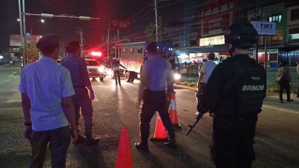 Jajaran kepolisian Riau bersama Dishub mengencek kendaraan masyarakat yang nekat mudik