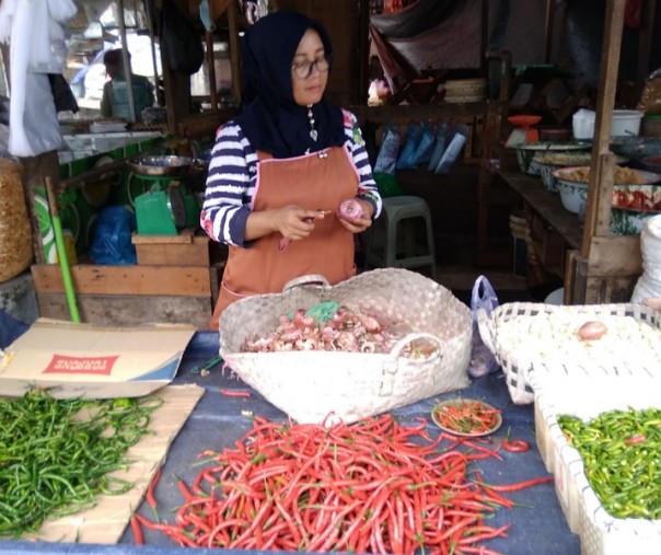 Pedagang berbagai jenis cabai di Pasar Agus Salim. Foto: Surya/Riau1.