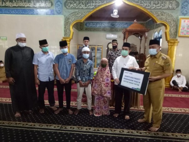 Pemberian santunan secara simbolis oleh Bupati Kampar, Catur Sugeng Susanto didampingi Manager SHR Kampar/ist