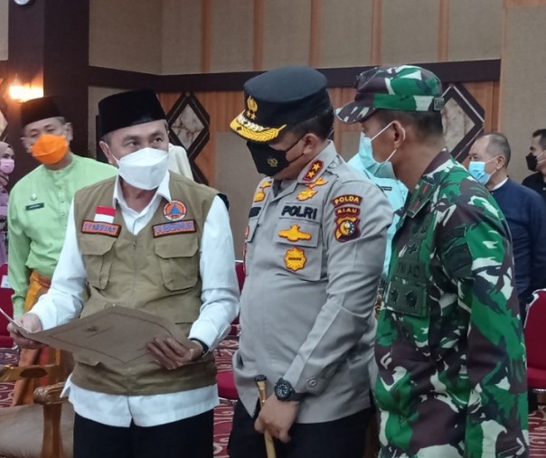 Dari kiri: Gubri Syamsuar, Kapolda Riau Irjen Agung Setya Imam Effendi, dan Danrem 031 Wirabima Brigjen TNI M Syech Ismed usai rapat terpadu penanganan Covid-19 di Gedung Utama Kompleks Perkantoran Tenayan Raya, Jumat (30/4/2021). Foto: Surya/Riau1.