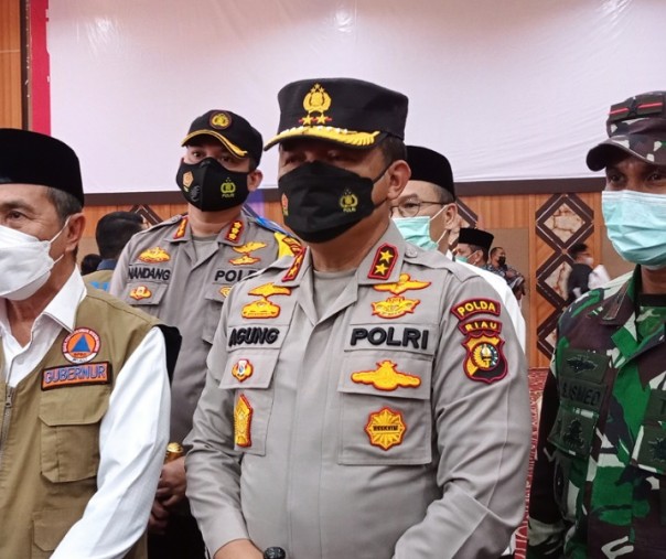 Dari kiri: Gubernur Riau Syamsuar, Kapolda Riau Irjen Agung Setya Imam Effendi, dan Danrem 031 Wirabima Brigjen TNI M Syech Ismed usai rapat terpadu penanganan Covid-19 di Gedung Utama Kompleks Perkantoran Tenayan Raya, Jumat (30/4/2021). Foto: Surya/Riau1.