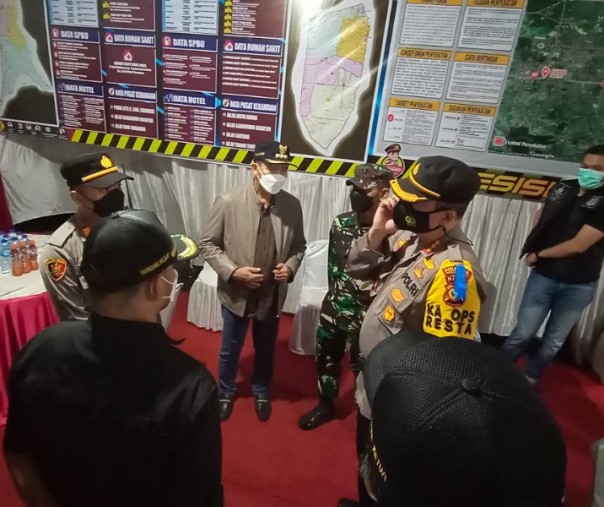 Wali Kota Pekanbaru Firdaus bersama Forkopimda saat meninjau salah satu posko penyekatan, Minggu (2/5/2021) dini hari. Foto: Istimewa.