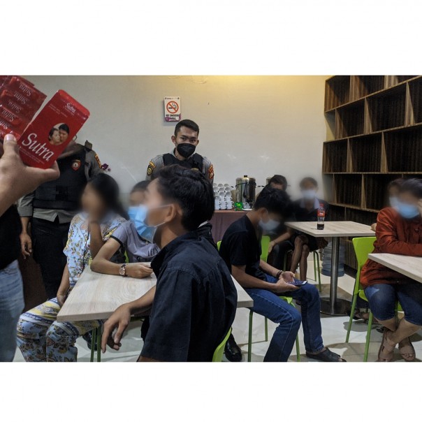 Sejumlah remaja terjaring Team Bono Raimas Polda Riau di Hotel Sabrina 81 dan Sabrina City Jalan Nangka, Senin dini hari. Polisi juga menemukan alat kontrasepsi hingga obat kuat yang diduga berkaitan dengan aktivitas prostitusi.