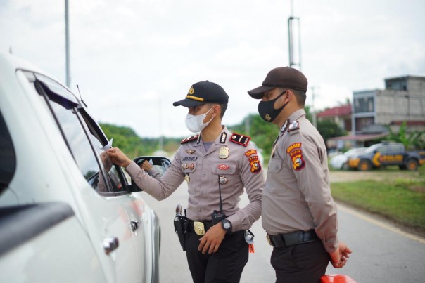 Personil Polsek Siak Kecil saat melakukan pemeriksaan kendaraan melintas