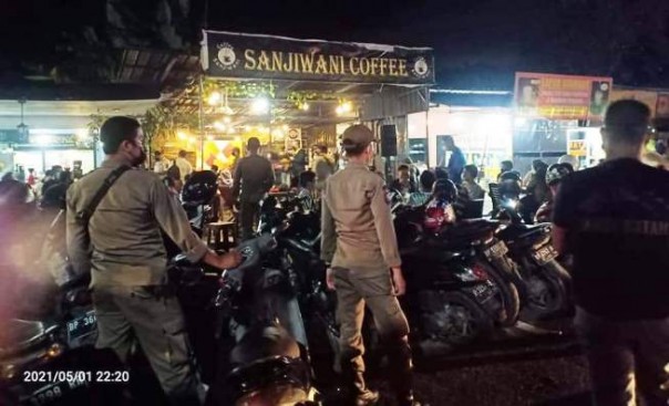 Satpol PP Lakukan Razia Kedai Kopi/metrokepri.com