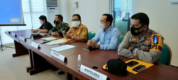 Pj Bupati Inhu Chairul Riski (tengah) bersama Forkopimda Inhu menggelar Rakor di kantor Bupati Inhu, Selasa 4 Mei 2021 pagi/Yuzwa