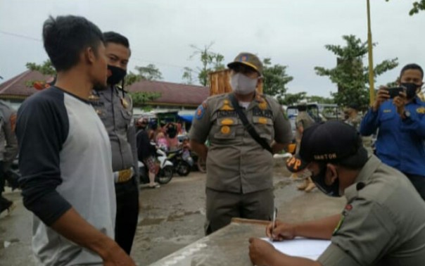 Personel Satpol PP Inhu menggelar operasi yustisi disejumlah titik di Kota Rengat, Selasa 4 Mei 2021/Yuzwa