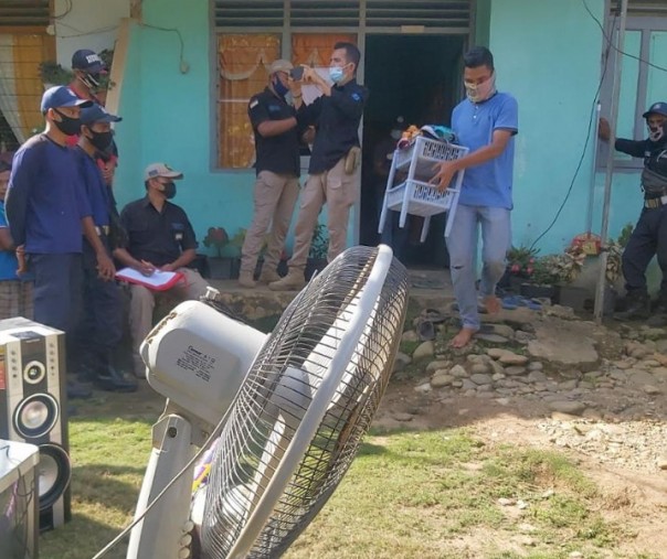 Petugas dari manajemen pengamanan PT Padasa Enam Utama saat mengeluarkan barang milik eks karyawan pekan lalu. Foto: Istimewa. 