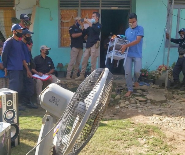 Petugas dari manajemen pengamanan PT Padasa Enam Utama saat mengeluarkan barang milik eks karyawan pekan lalu. Foto: Istimewa. 