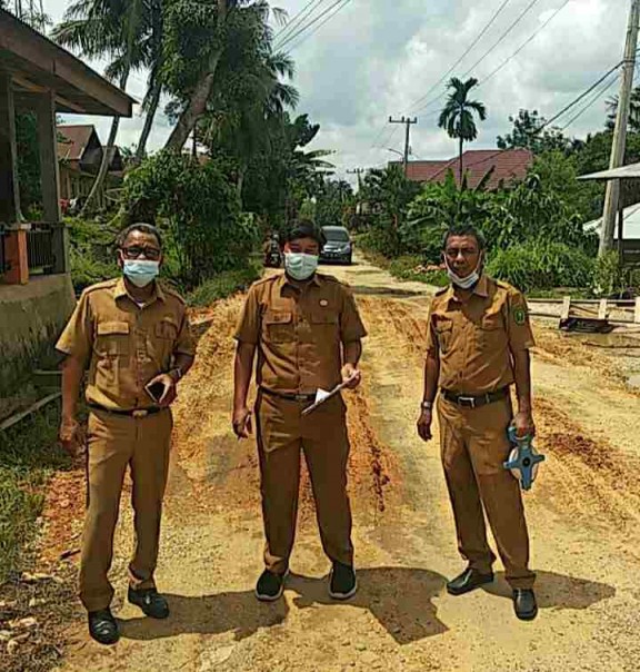 Kabid bina marga dinas pupr Inhu tinjau jalan yang akan dibangun