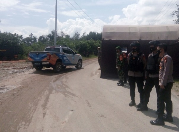 Pos penyekatan di Desa Batu Bersurat, Kampar