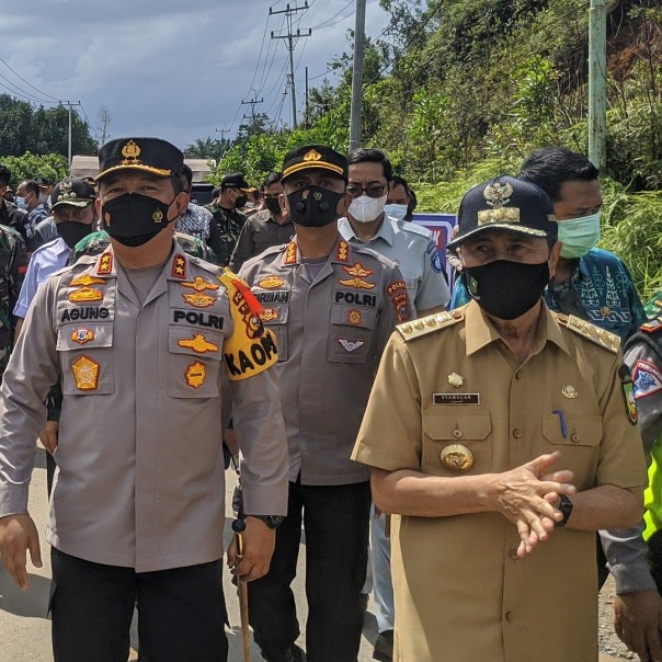 Kapolda Riau Irjen Agung bersama Syamsuar meninjau posko peniadaan mudik di lintas barat. 
