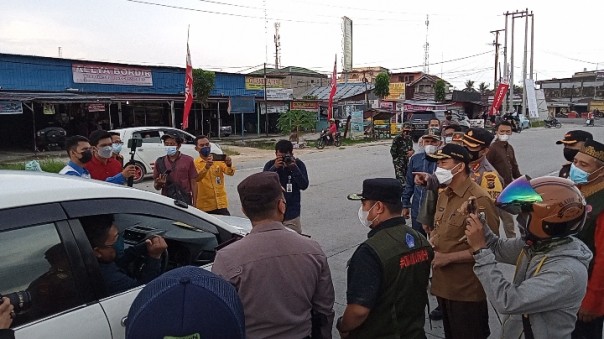 Walikota Pekanbaru bersama Forkompimda mengecek posko penyekatan larangan mudik di simpang empat HR Soebrantas Panam 