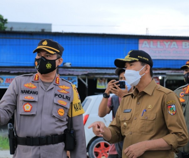 Wali Kota Pekanbaru Firdaus bersama Kapolresta Kombes Nandang saat membantu Posko Penyekatan Mudik di Persimpangan Jalan Garuda Sakti, Kamis (6/5/2021). Foto: Istimewa. 