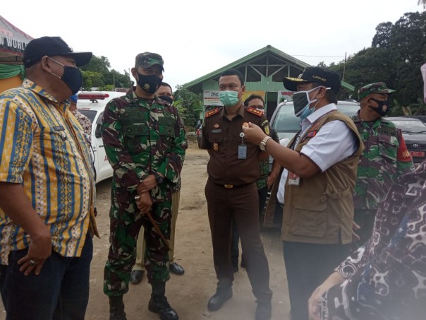 Pj Bupati Inhu, Chairul Riski (kanan) bersama Forkopimda Inhu tinjau posko check point penyekatan, Kamis 6 Mei 2021/Yuzwa