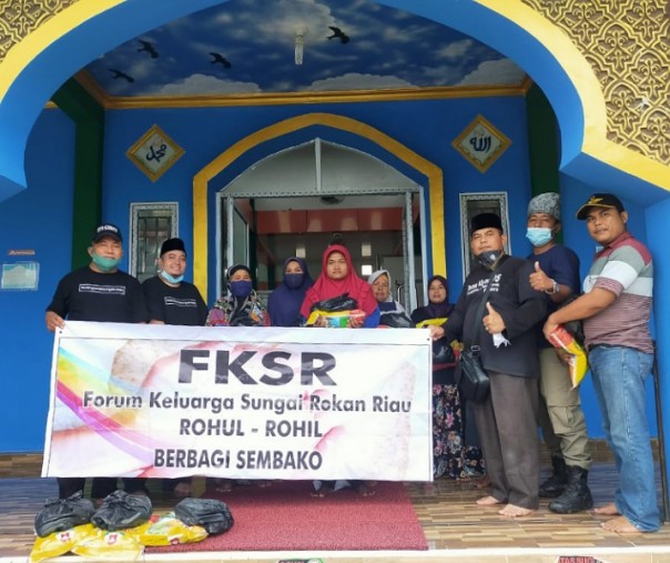 Pengurus FKSR Riau saat menyalurkan bantuan ke warga Rohul dan Rohil yang tinggal di Kelurahan Industri Tenayan, Kecamatan Tenayan Raya, Selasa (11/5/2021). Foto: Istimewa. 