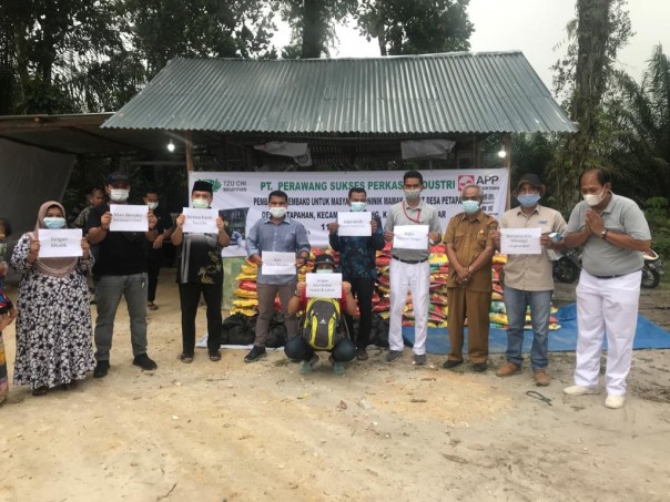 Disambut Hangat Warga Petapahan, PT PSPI dan Yayasan Tsu Chi Serahkan 200 Paket Sembako
