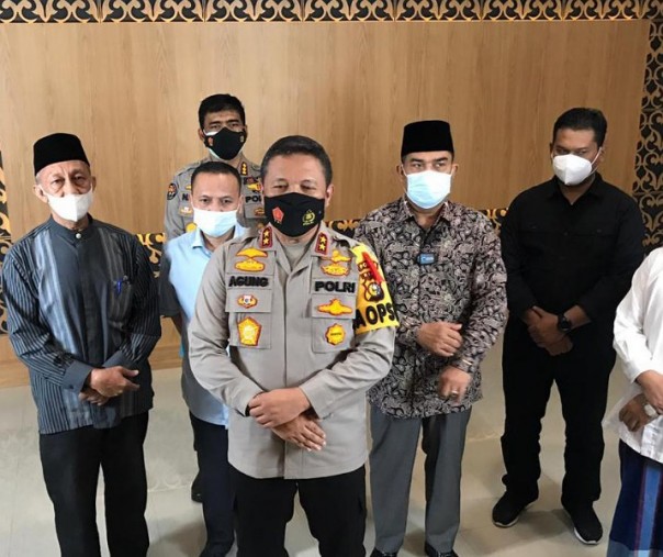 Kapolda Riau Irjen Agung Setya Imam Effendi bersama para tokoh agama Riau, Selasa (11/5/2021). Foto: Istimewa. 