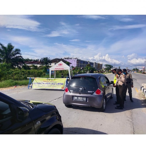 Pemeriksaan di Posko Penyekatan di Simpanf Garuda Sakti, Jalan HR Soebrantas, Pekanbaru kian diintensifkan pada Sabtu 15 Mei 2021.