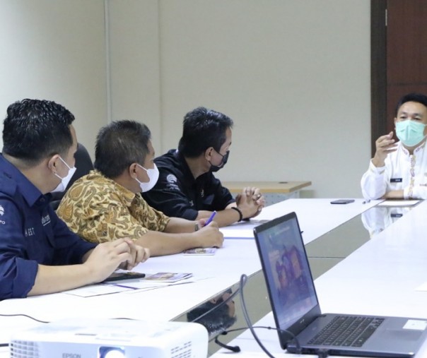 Kepala Diskominfotiksan Kota Pekanbaru Firmansyah Eka Putra saat menerima kunjungan delegasi dari Padang. Foto: Istimewa. 