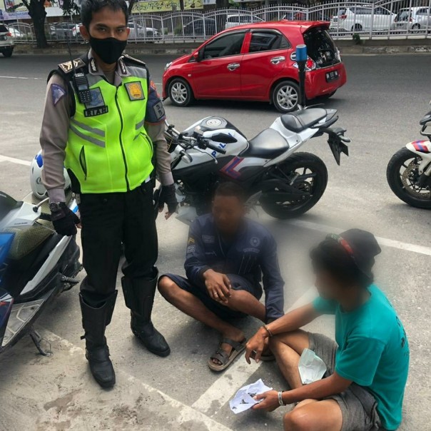 Kedua pemuda yang kedapatan membawa Narkotika diduga daun Ganja diamankan di Jalan Sudirman Pekanbaru. 
