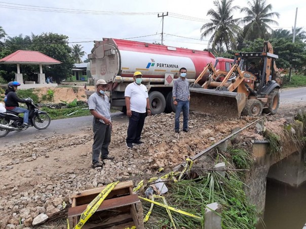Budi Santoso dan anggota saateninjau lokasi banjir