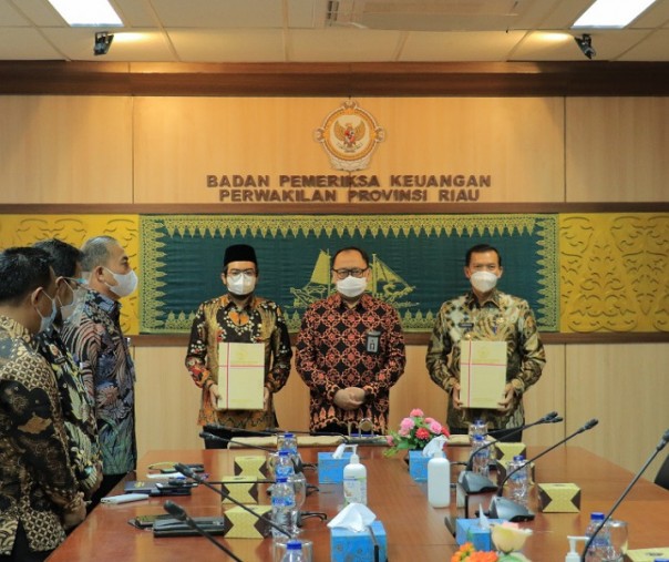 Wali Kota Pekanbaru Firdaus dan Pimpinan DPRD Pekanbaru Ginda Burnama menerima Opini WTP dari BPK Perwakilan Riau, Jumat (21/5/2021). Foto: Pemko Pekanbaru. 