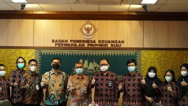 Bupati Kuansing H. Mursini saat menerima Penghargaan dari BPK RI Perwakilan Riau, atas Raihan WTP yang ke-10 kalinya/zar