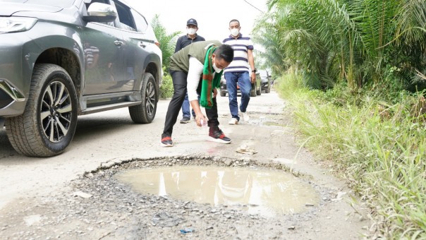 Dihari Libur, Bupati Zukri Tinjau Jalan Rusak di Pangkalan Kerinci