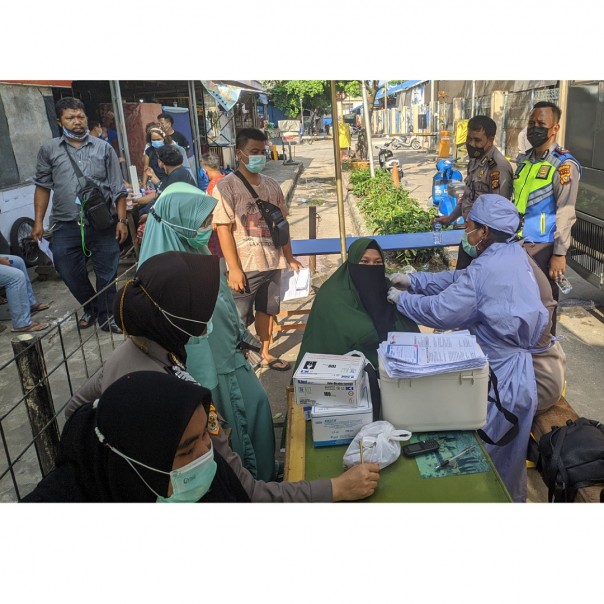 Vaksin gratis digelar oleh tim vaksinator Polresta Pekanbaru di Pasar Kodim, Senin siang.