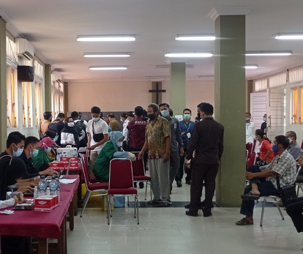 Vaksinasi massal di Gedung Pertemuan Sopo Godang Gereja HKBP Pekanbaru, Selasa (25/5/2021). Foto: Surya/Riau1.