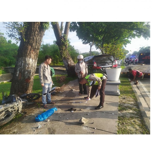 Tampak Polantas Polresta Pekanbaru mengidentivikasi lokasi kecelakaan di Jalan Sudirman.