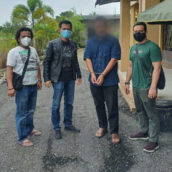 YS dengan tangan diborgol, diamankan Satreskrim Polresta Pekanbaru saat berada di Kota Padang, Jumat. 