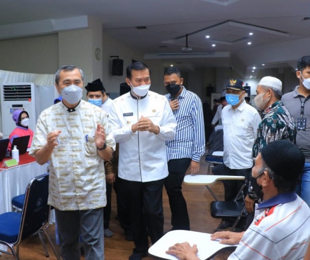 Gubernur Riau Syamsuar dan Wali Kota Pekanbaru saat meninjau vaksinasi massal pengurus dan Imam di Masjid Agung An Nur, Minggu (30/5/2021). Foto: Pemko Pekanbaru. 