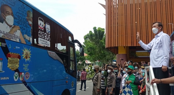 Wali Kota Pekanbaru Firdaus saat melepas 5 bus vaksinasi keliling di halaman Mal Pelayanan Publik, Kamis (27/5/2021). Foto: Surya/Riau1.