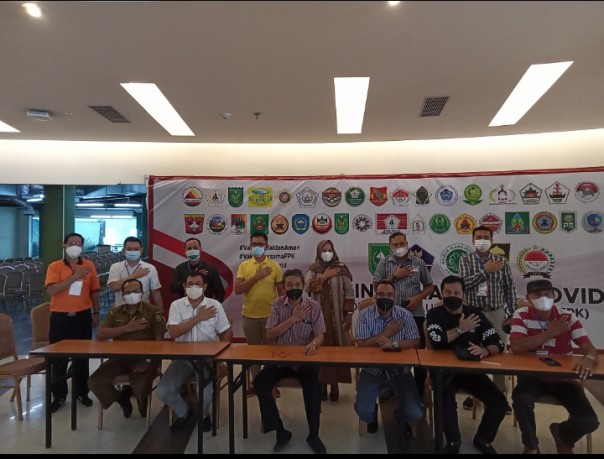 Foto bersama FPK usai mengelar jumpa persnya dengan awak media terkait persiapan vaksinisasi massal di Mal SKA