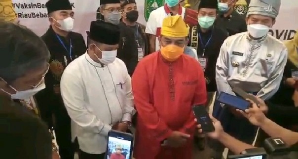 Wakil gubernur Riau Eddy Natar Nasution didampingi walikota Pekanbaru Firdaus diwawancarai media usai meninjau vaksinasi massal di Mal SKA Pekanbaru 