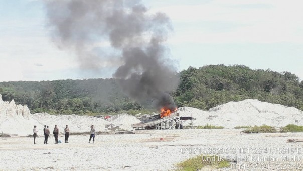 Pemusnahan Rakit PETI di Petapahan Gunung Toar Kuansing/zar