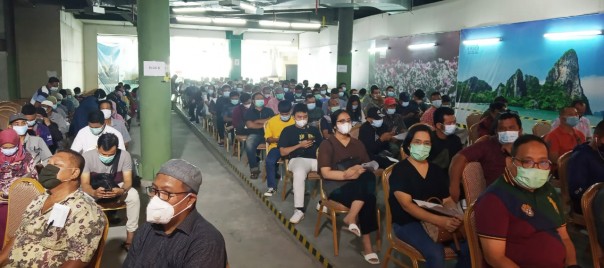 Ratusan masyarakat antusias mengikuti vaksinisasi massal yang ditaja FPK Riau di Mal SKA Pekanbaru