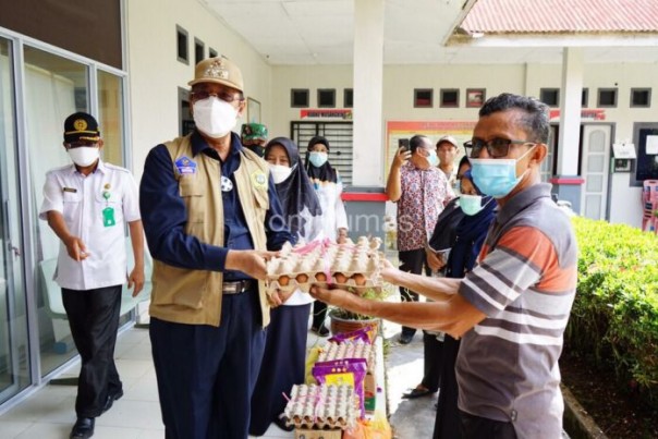 Wabup Karimun Anwar Hasyim menyalurkan paket bantuan sembako kepada keluarga pasien Covid-19 di Pulau Kundur, Rabu (2/6/2021). Foto Suryakepri.com/DOK HUMAS PEMKAB KARIMUN