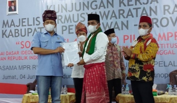 Bupati Pelalawan Serahkan Proposal Usulan Pembangunan ke Bamsoet