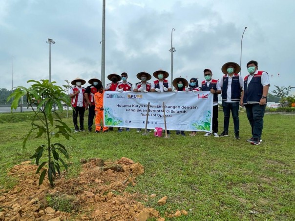 Penanaman pohon di sekitar gerbang tol Pekanbaru