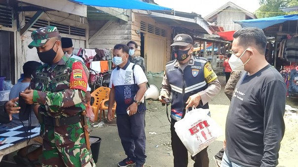 Camat Singingi Deflides Gusni SP saat mengunjungi Pasar Sungai Sirih bersama Upika Kecamatan Singingi/Zar