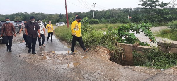 Bupati Kuansing Andi Putra, SH MH saat meninjau jalan Teratak Rendah ke Desa Sikijang Kecamatan Logas Tanah Darat/Zar