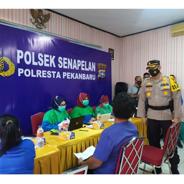 Kapolresta Pekanbaru Kombes Nandang Mu'min Wijaya meninjau proses vaksin di Polsek Senapelan, Senin pagi. 